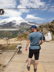 Widok na Elbrus z przeciwległego wzgórza