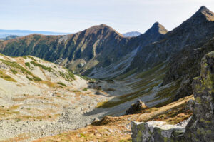 Smutna Dolina. Od lewej Rakoń, Wołowiec, Rohacz Ostry i Rohacz Płaczliwy